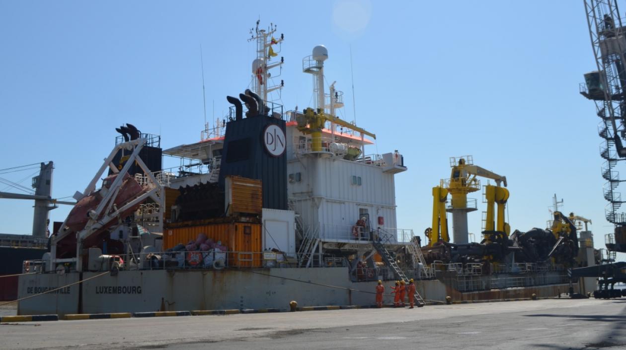 La draga Da Buganville en el Puerto de Barranquilla.