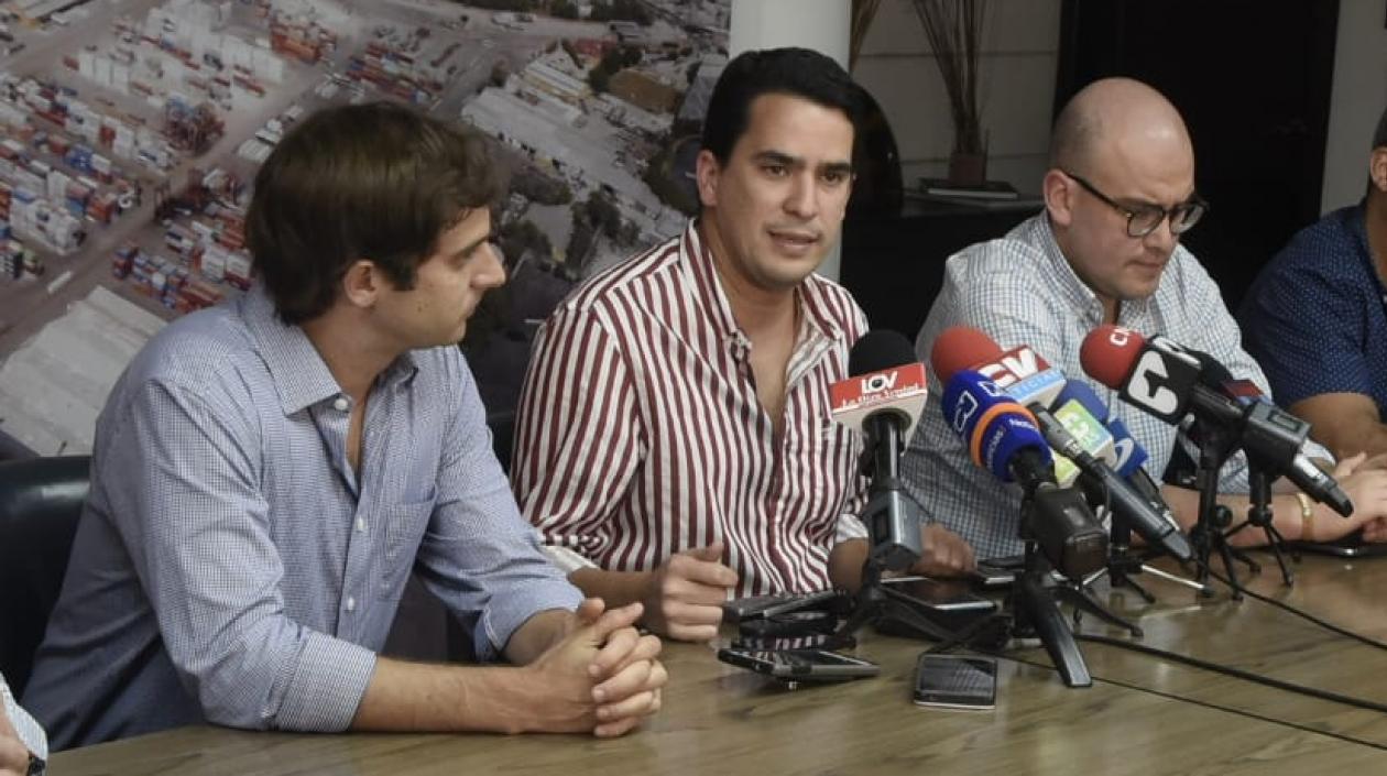 El Director de Asoportuaria, Alfredo Carbonell; el Director de Cormagdalena, Lucas Ariza y el Ministro encargado de Transporte, Manuel Felipe Gutiérrez.