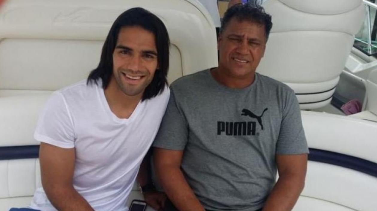 Falcao al lado de su padre Radamel. 