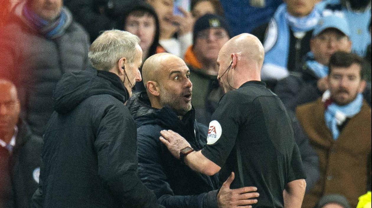 Pep Guardiola presenta sus reclamos al árbitro. 