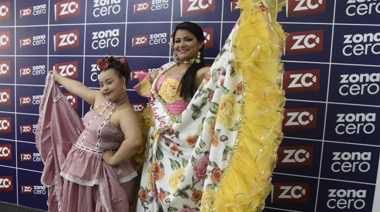 La Reina Infantil Sharon Villa, de la Fundación Social de Carnaval y Cultura de Soledad y Andrea Carolina Balza, Reina Popular del Carnaval de Soledad.