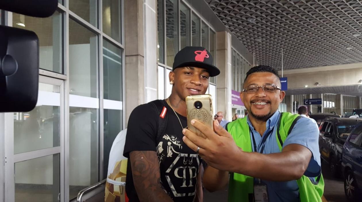 Yony González llegando a Brasil.