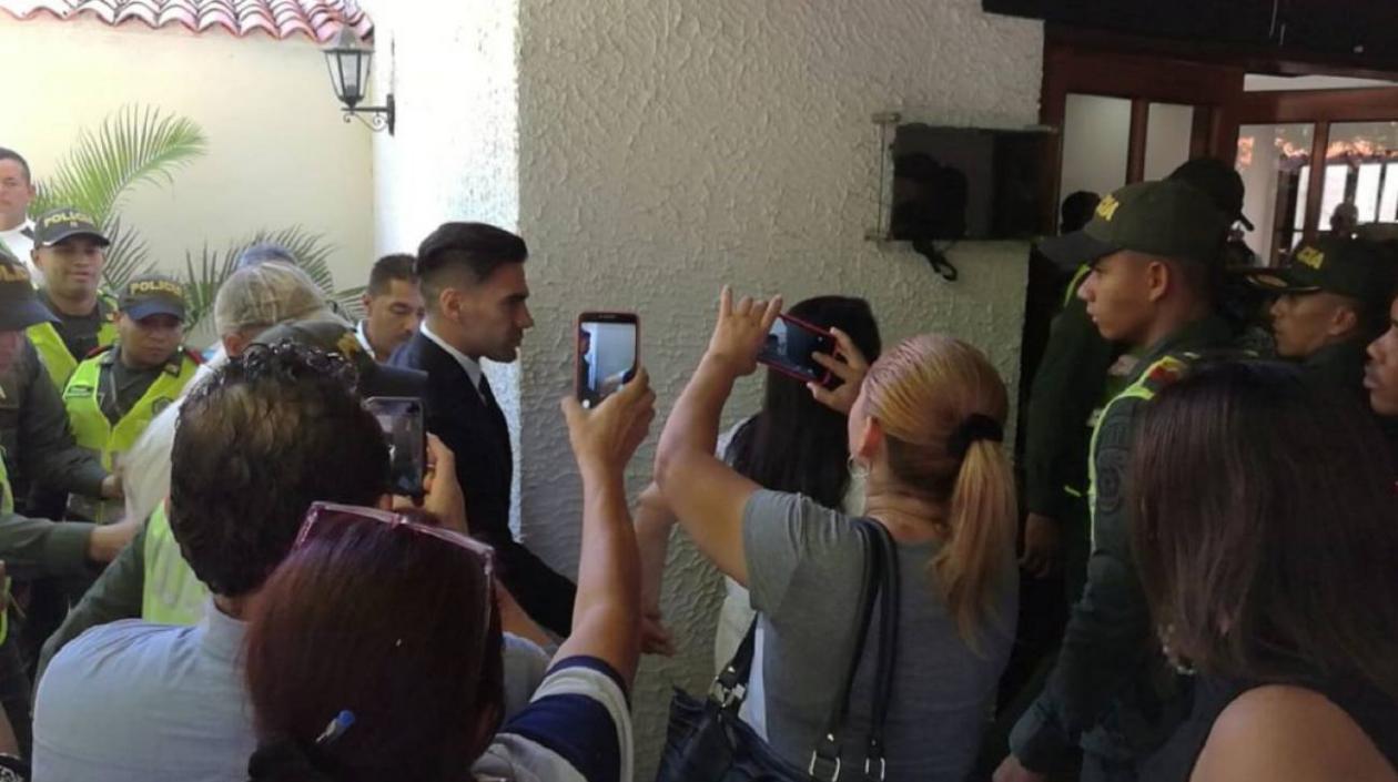 Falcao García llega a la casa de abuela, en Santa Marta. 