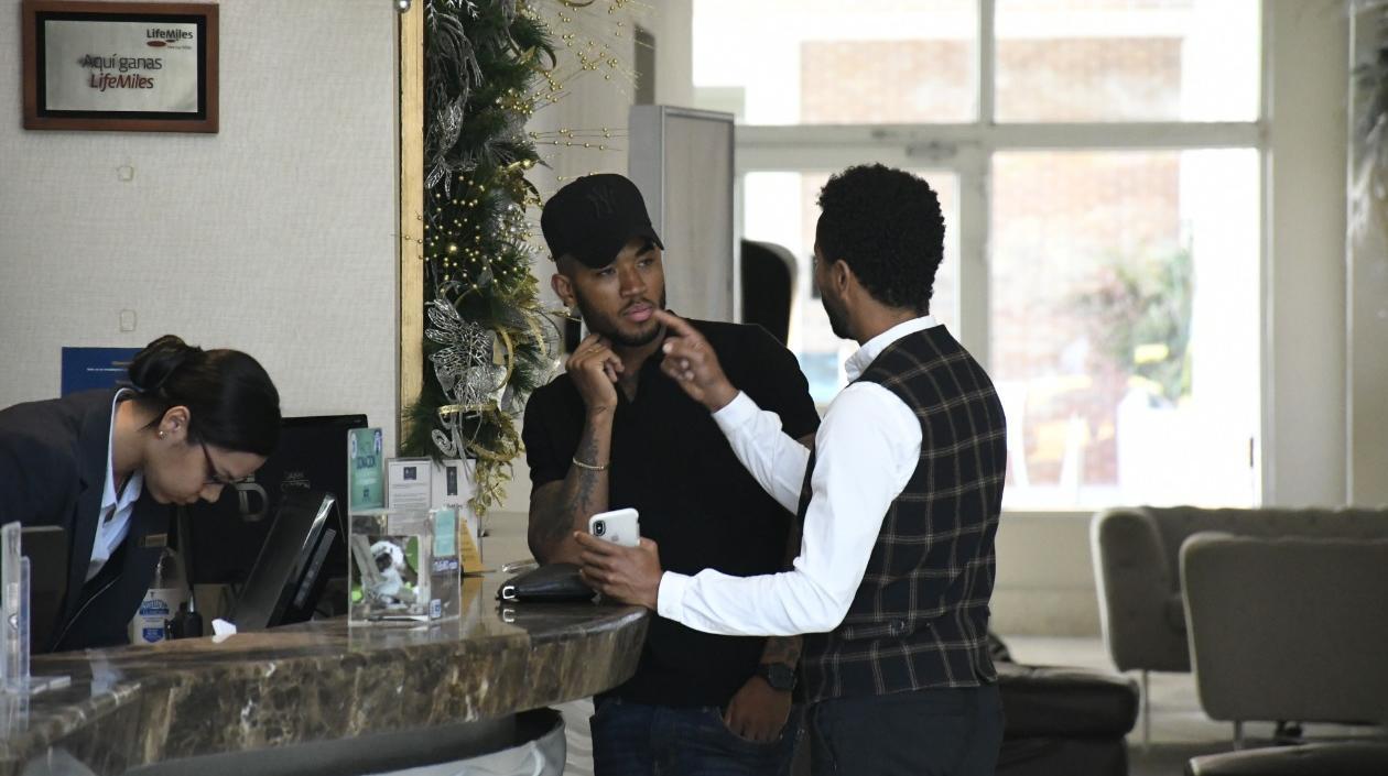 Fredy Hinestroza, de gorra, en el hotel Dann Carlton.