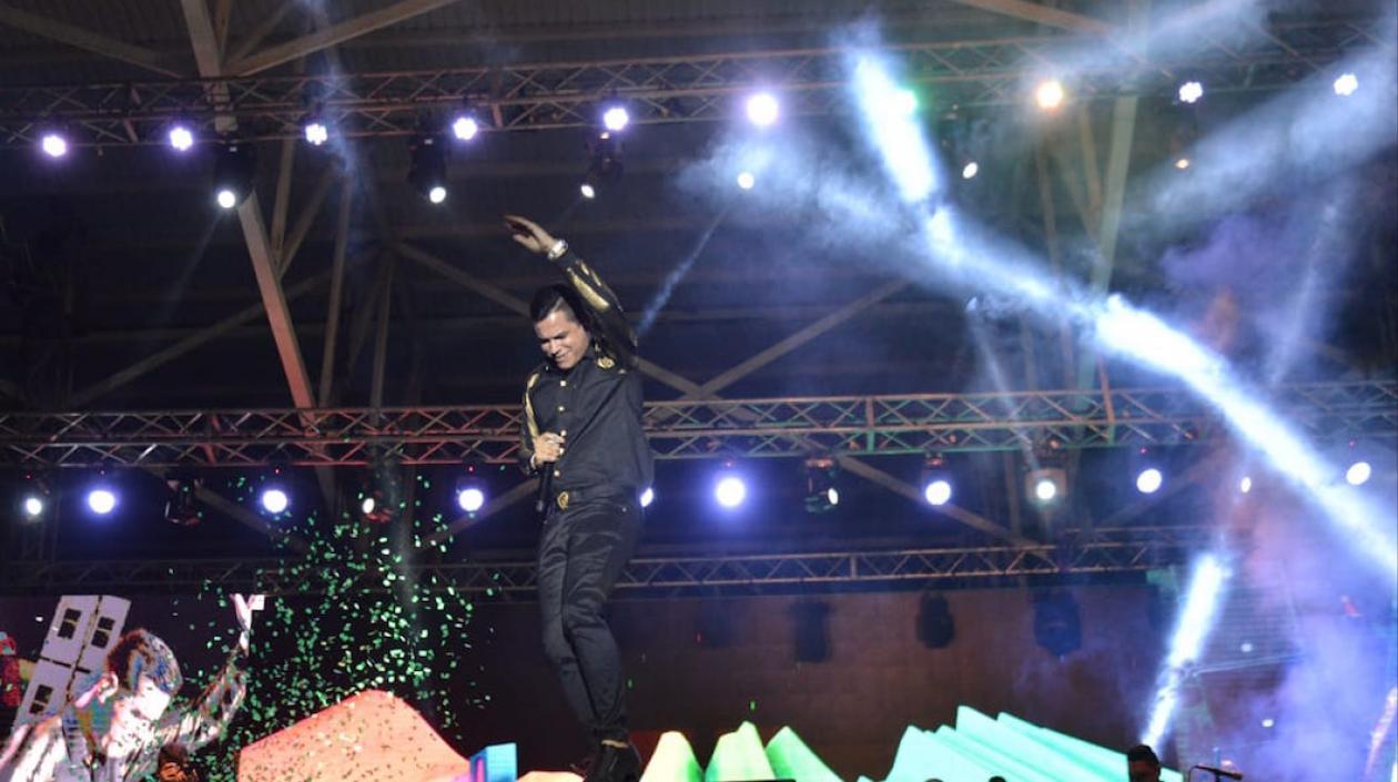 Diiomedes de Jesús prendiendo la fiesta.