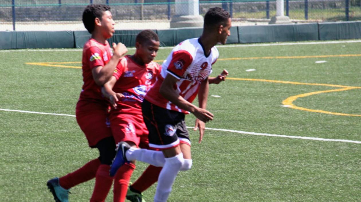 José David Guardiola, ante la marcación de dos defensas. 