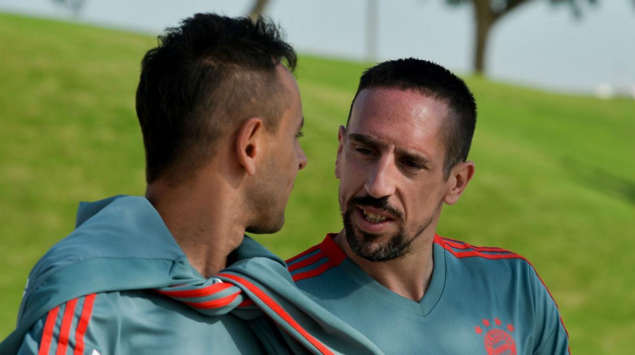 Frank Ribéry conversa con Rafinha, en un entrenamiento. 