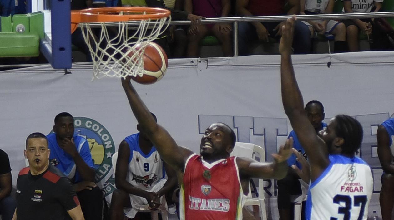 Xavier Roberson intenta una cesta, durante la final ante Warriors. 