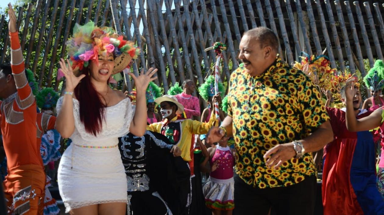 La intérprete Thita Arjona junto al cantante Juan Piña.