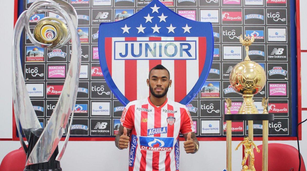 Fredy Hinestroza, tras firmar su contrato. 