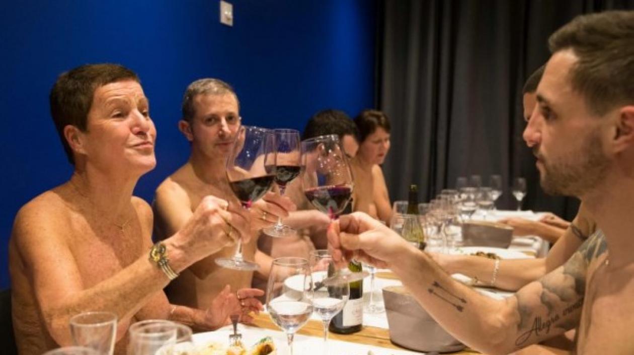 Cena nudista en O'Naturel.