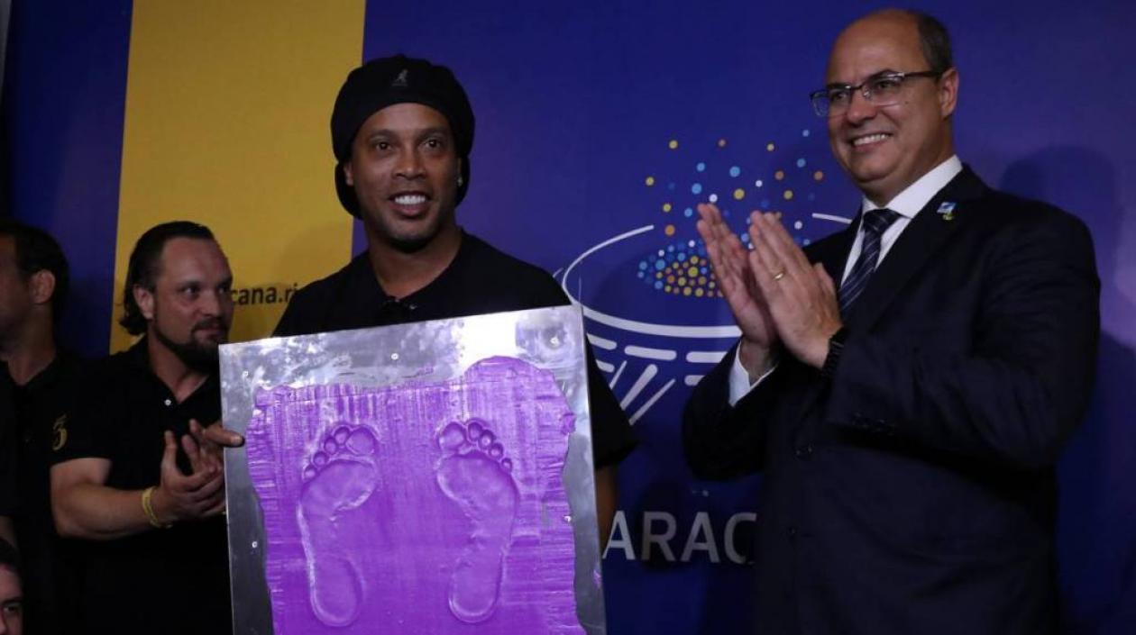 Ronaldinho y las huellas de sus pies.