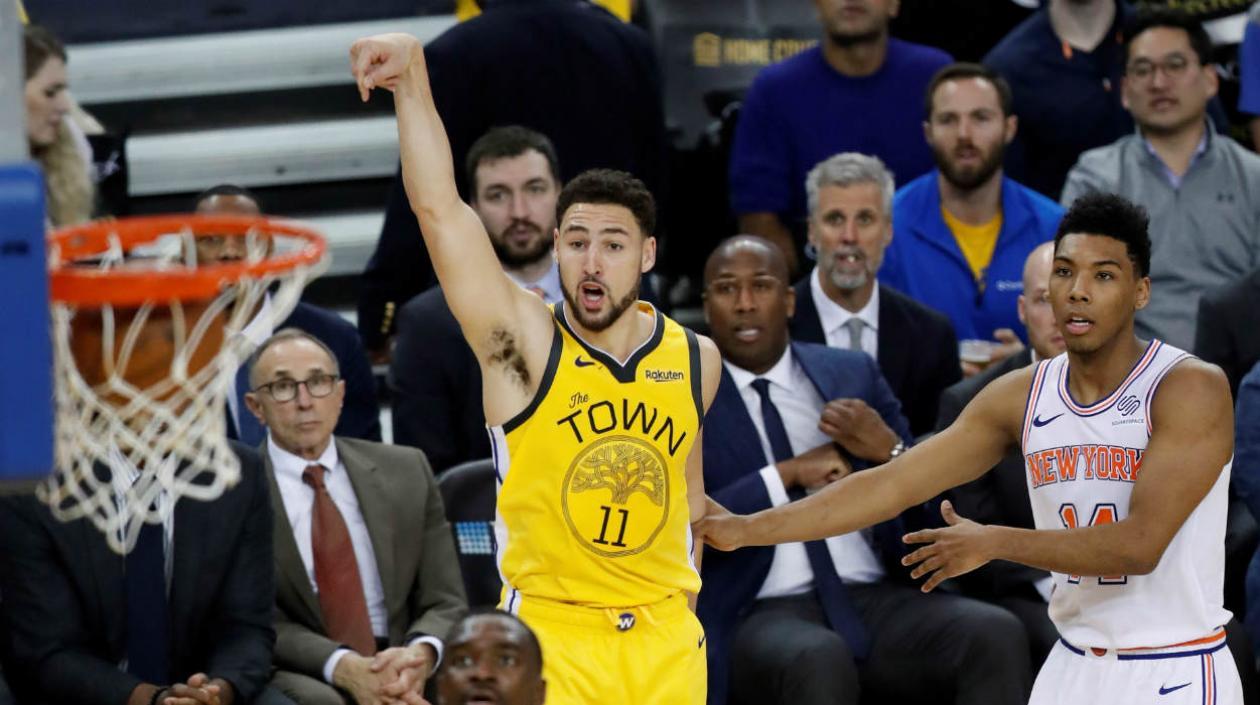 Klay Thompson logra un triple. 