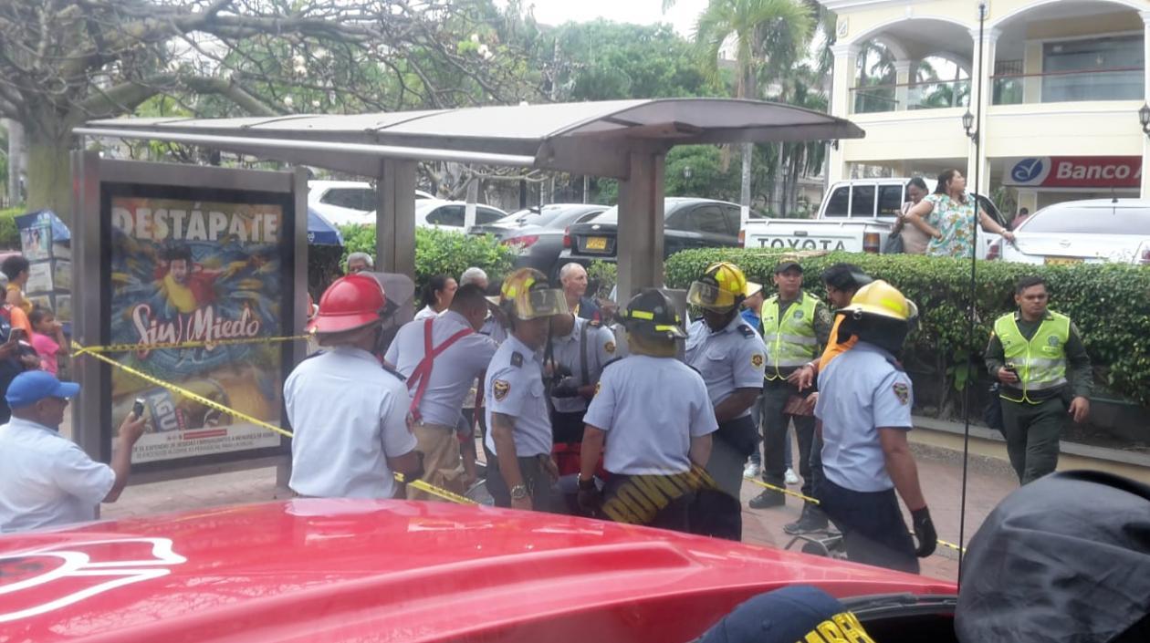 Bomberos intentando sacar el dedo del niño.