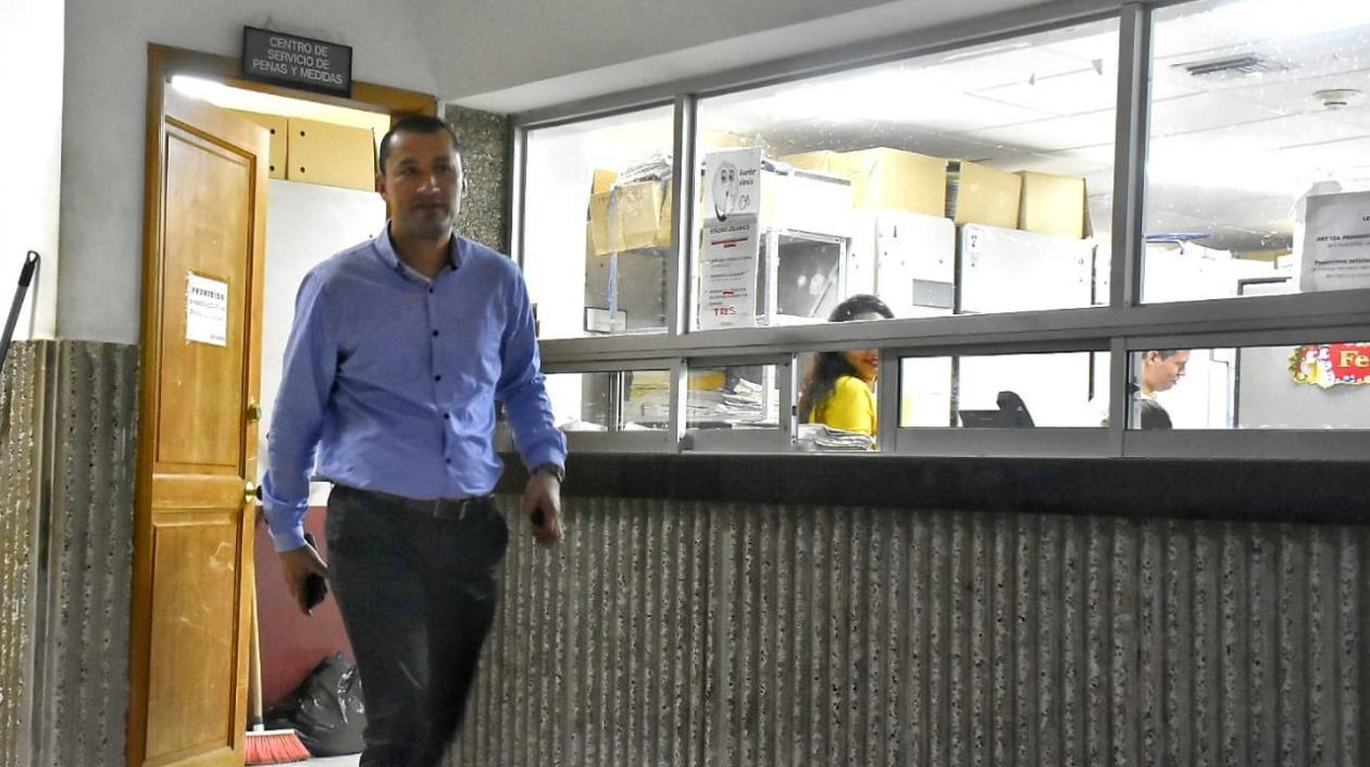 Funcionario de la Fiscalía en entrada y salida del despacho del juez