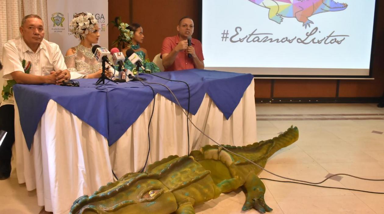 Las Reinas Nicole Díaz y Laura Urieles, y el Alcalde de Ciénaga, Edgardo Pérez Díaz.