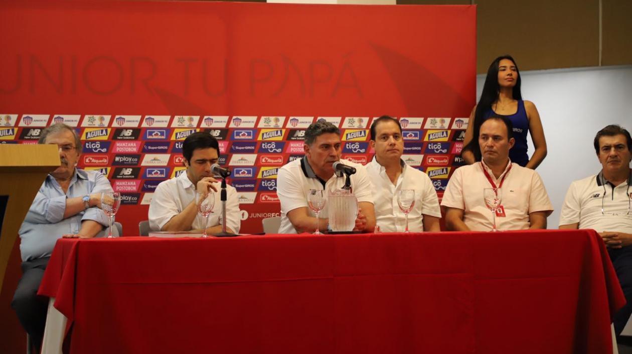 El presidente de Junior Antonio Char, el técnico del equipo Luis Fernando Suárez y demás delegados.