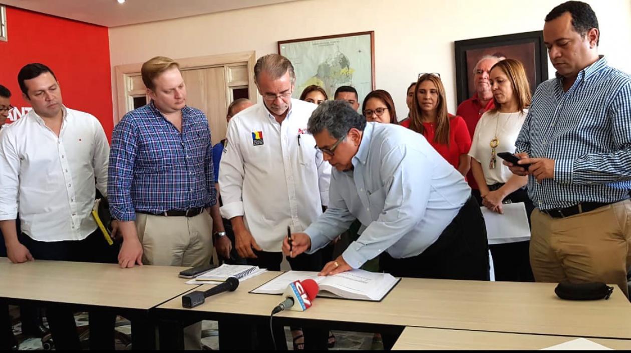Ulahy Beltrán López, tomando posesión ante el Gobernador Eduardo Verano.
