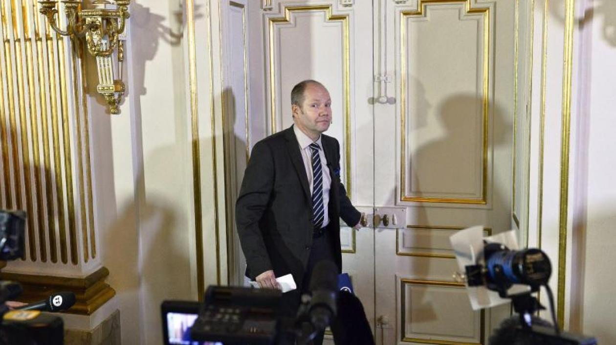  Peter Englund y Kjell Espmark, que habían abandonado de forma temporal la Academia Sueca en abril por el escándalo.