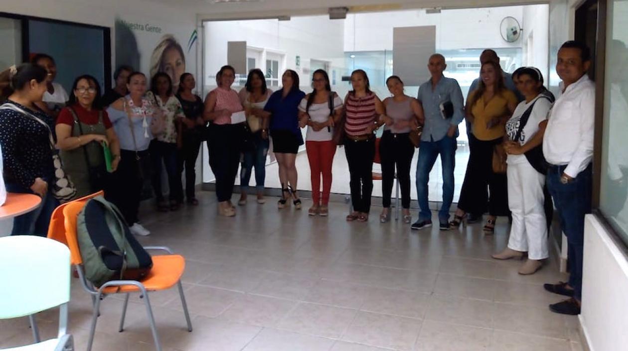 Familiares de niños y adultos frente a las instalaciones de la EPS Coomeva.