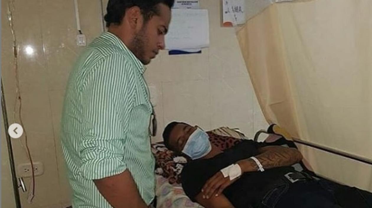 El cantante Orlando Liñán visitó en el centro asistencial a su guacharaquero Deimer Toncel.