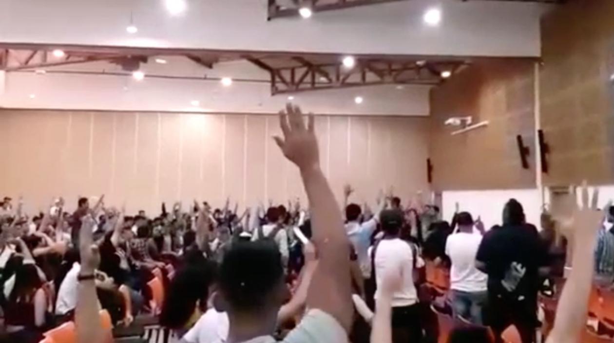 Asamblea estudiantil decidiendo el retorno a clases.