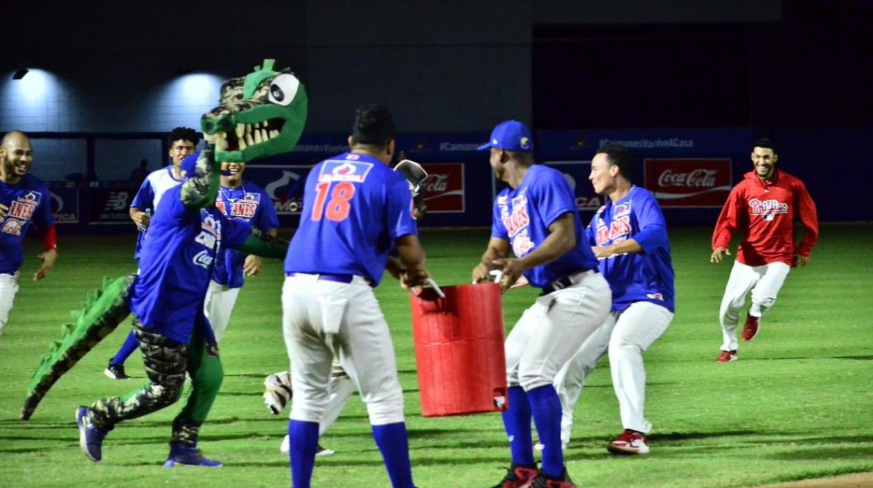 Caimanes celebran tras la victoria. 