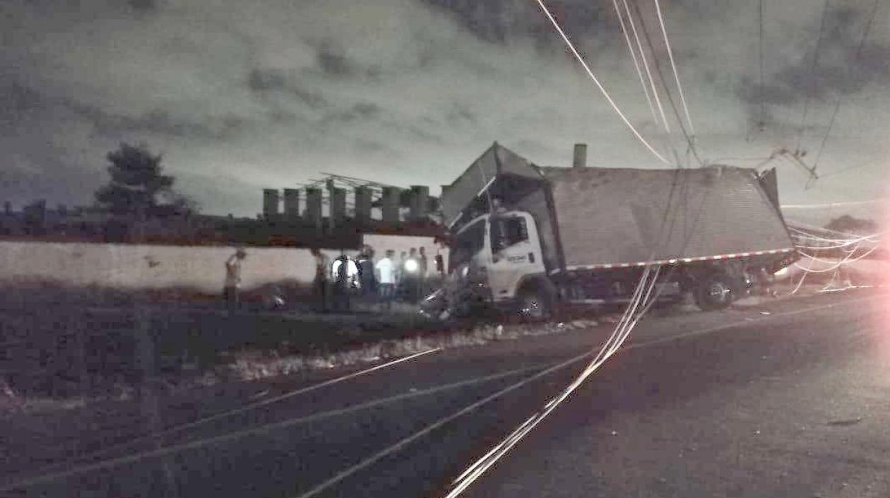 El choque de este camión provocó afectación del servicio de energía.