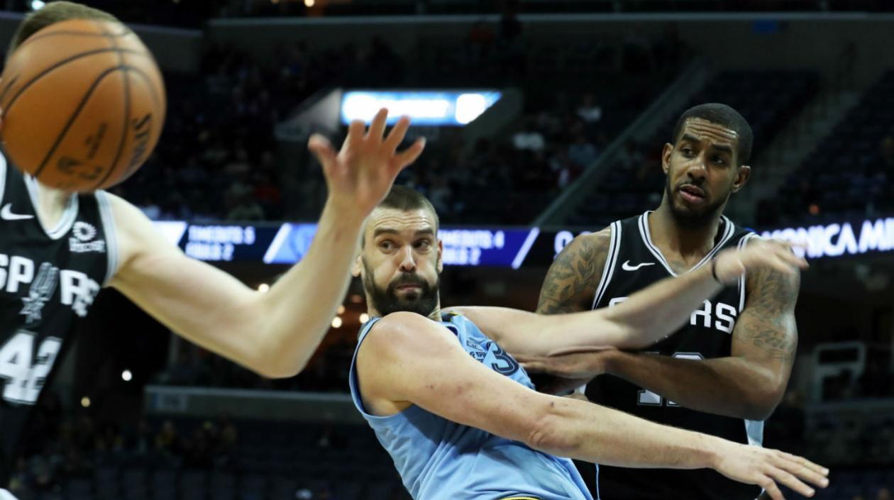 LaMarcus Aldrige pasa la pelota ante la marca de dos Spurs. 