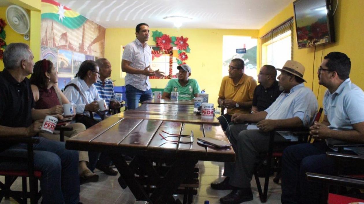 Miembros del Carnaval de la 44 en el diálogo con el precandidato a la Gobernación Pedro Lemus.