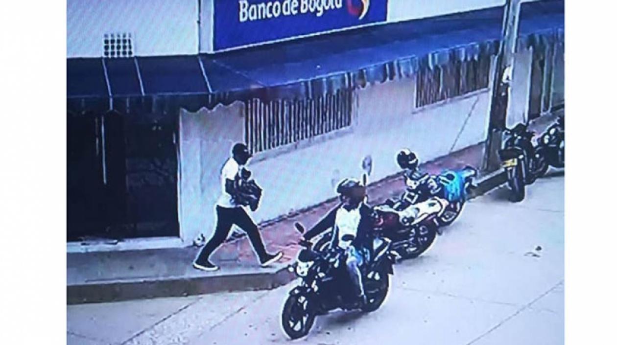 Los delincuentes huyeron en una motocicleta.