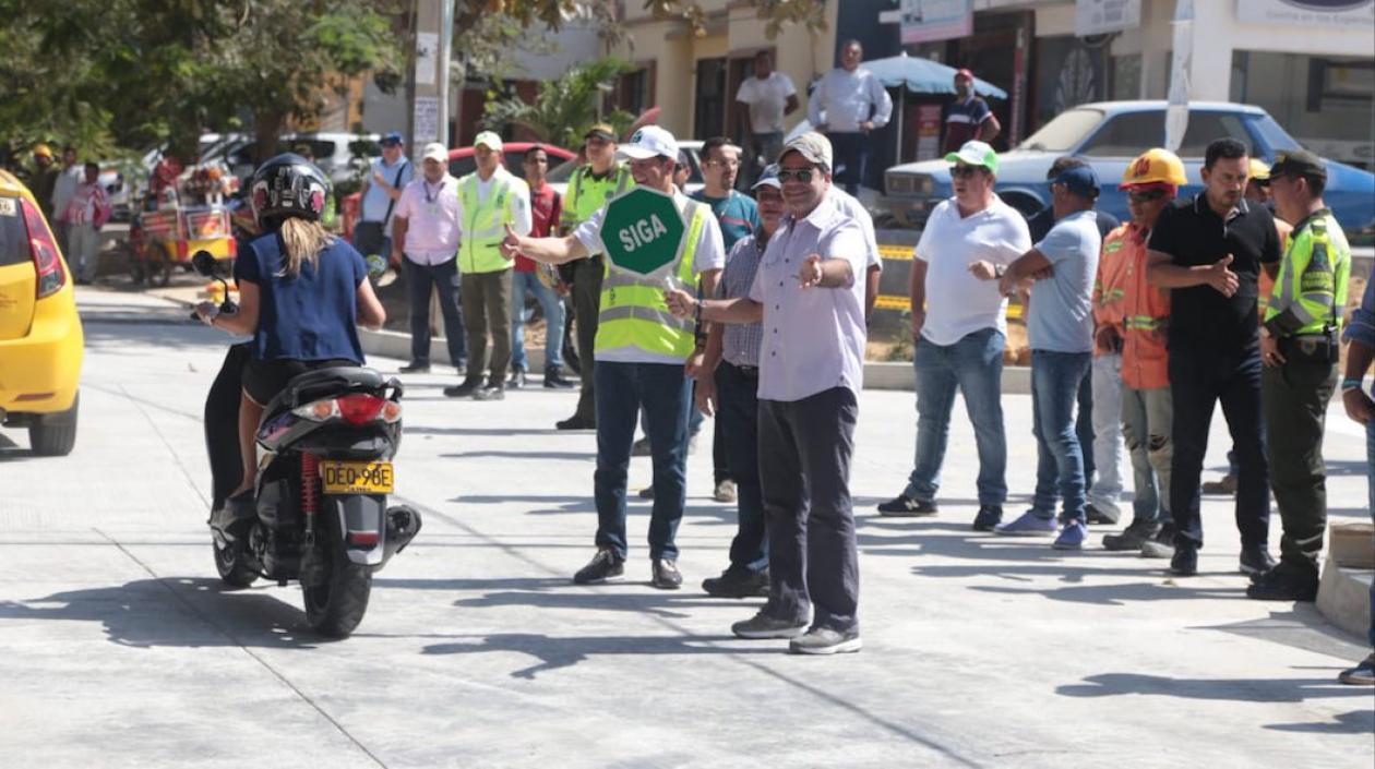 El Alcalde Alejandro Char, durante la reapertura de los tramos viales.
