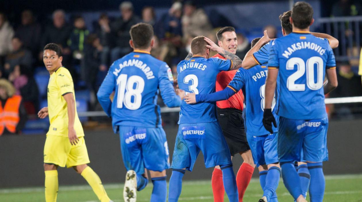 Carlos Bacca mira a los jugadores del Getafe celebrar. 