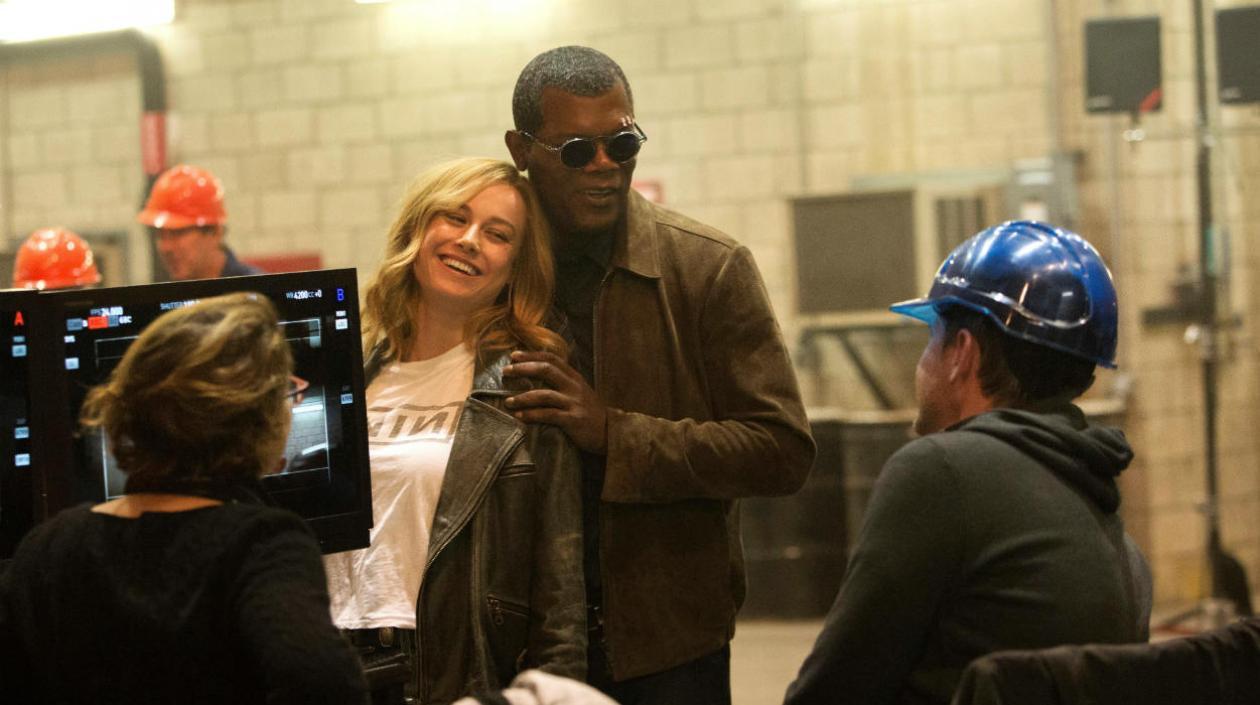 Brie Larson, en su papel de la Capitana Marvel, al lado de Samuel L. Jackson, quien interpreta a Nick Fury.