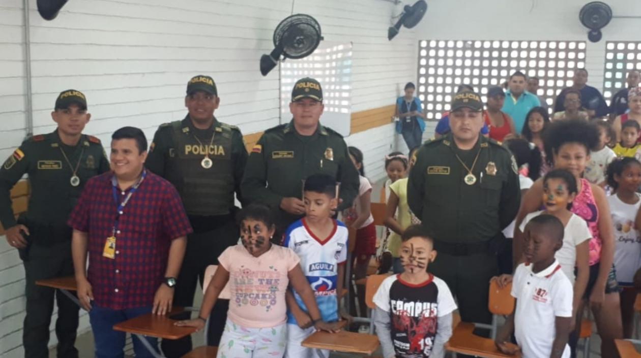 Los policías reconocidos por su labor.