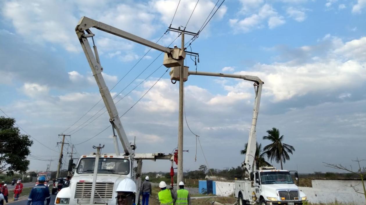 Operarios de Electricaribe trabajaron ininterrumpidamente durante 14 horas.