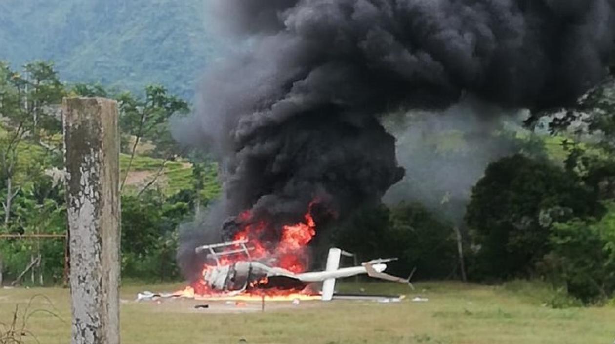 El helicóptero fue impactado y esto obligó el aterrizaje.