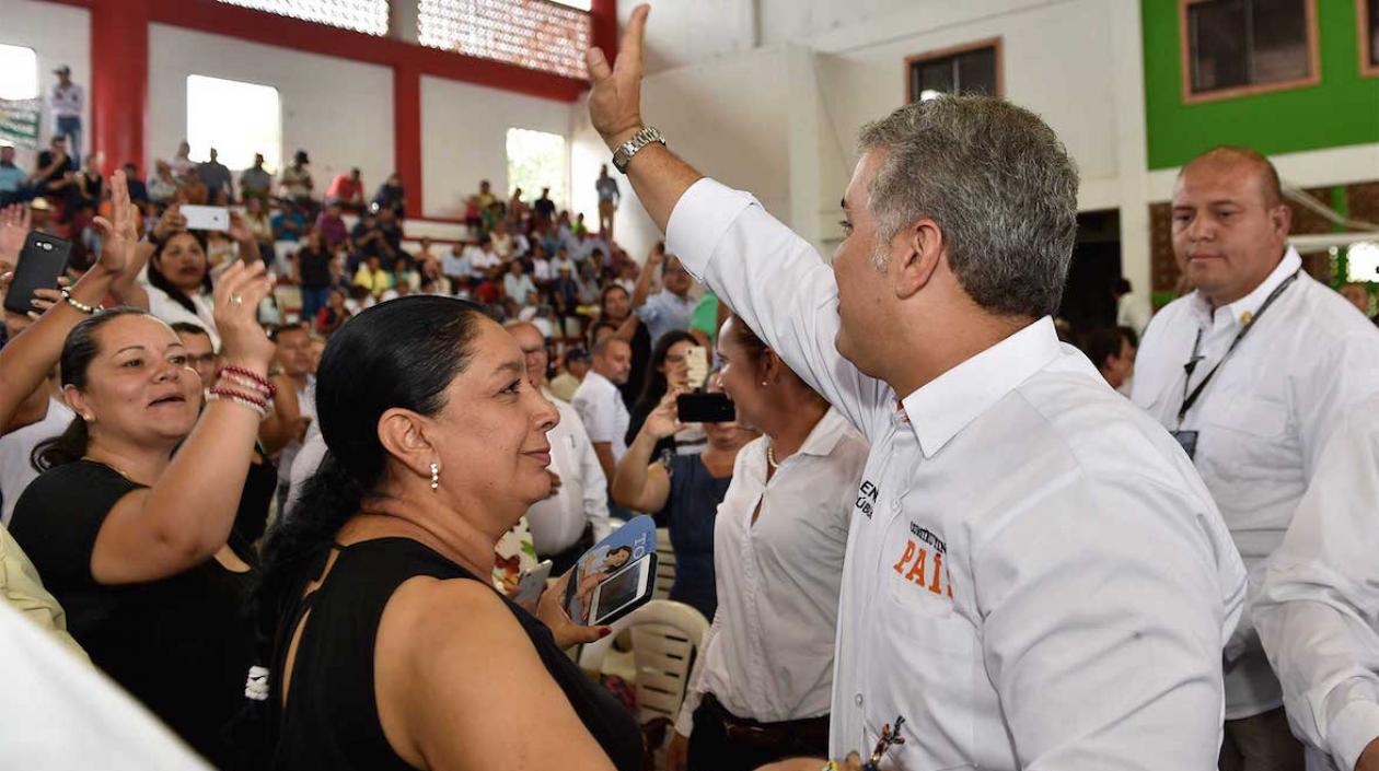 El Presidente Iván Duque saludando a los habitantes de Yopal.