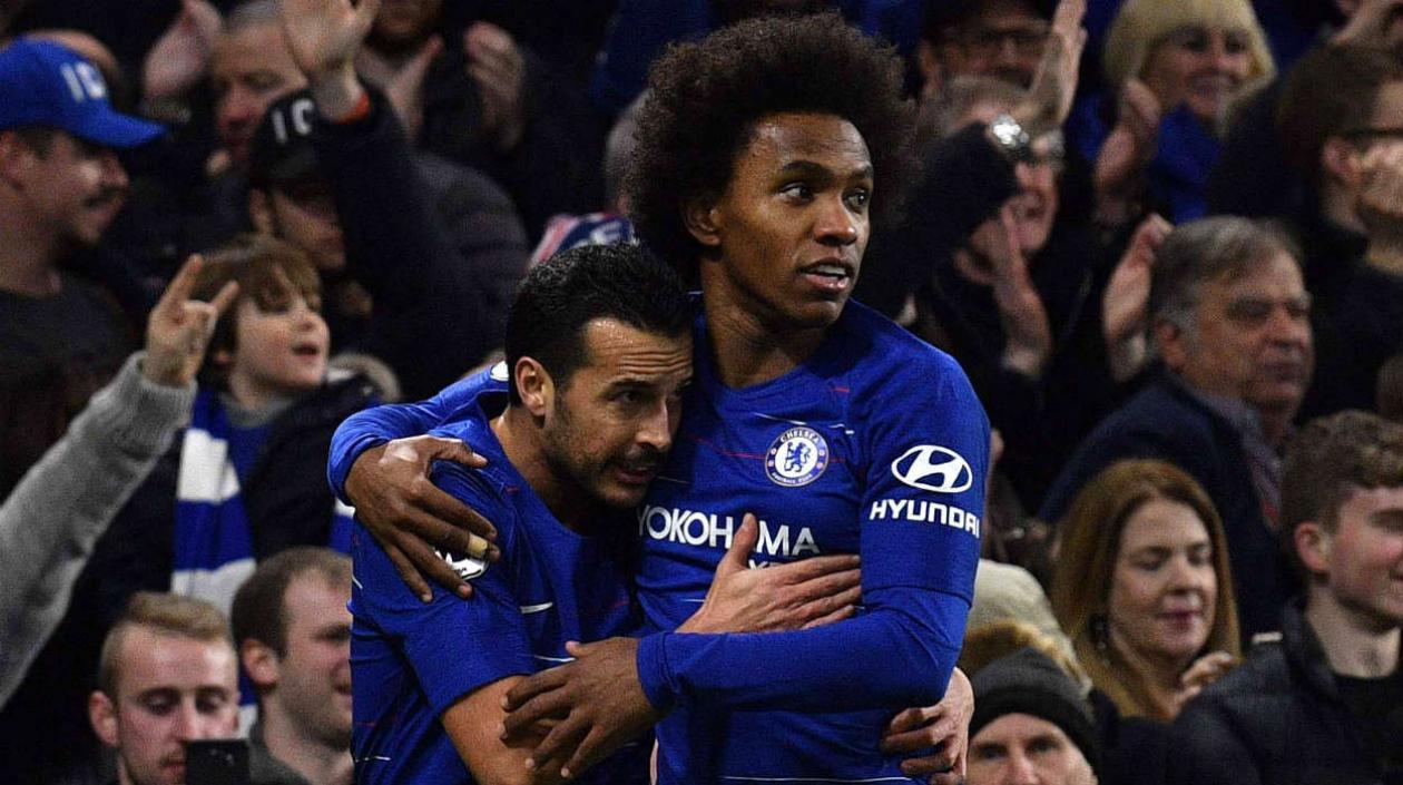 Pedro y Williams se felicitan luego de un tanto. 