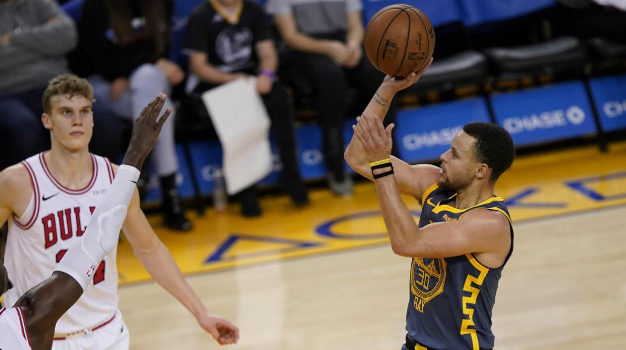 Stephen Curry realiza un disparo de tres puntos. 