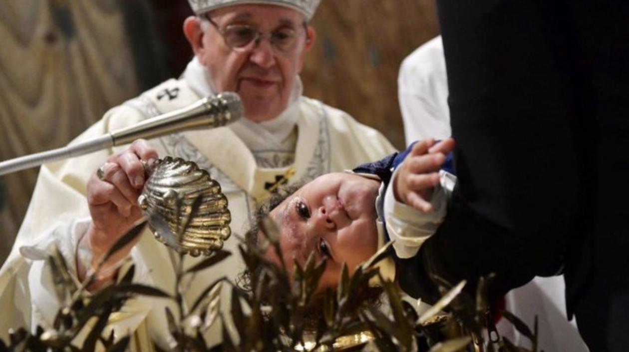 Francisco derramó personalmente el agua sobre la cabeza de doce niños y quince niñas.