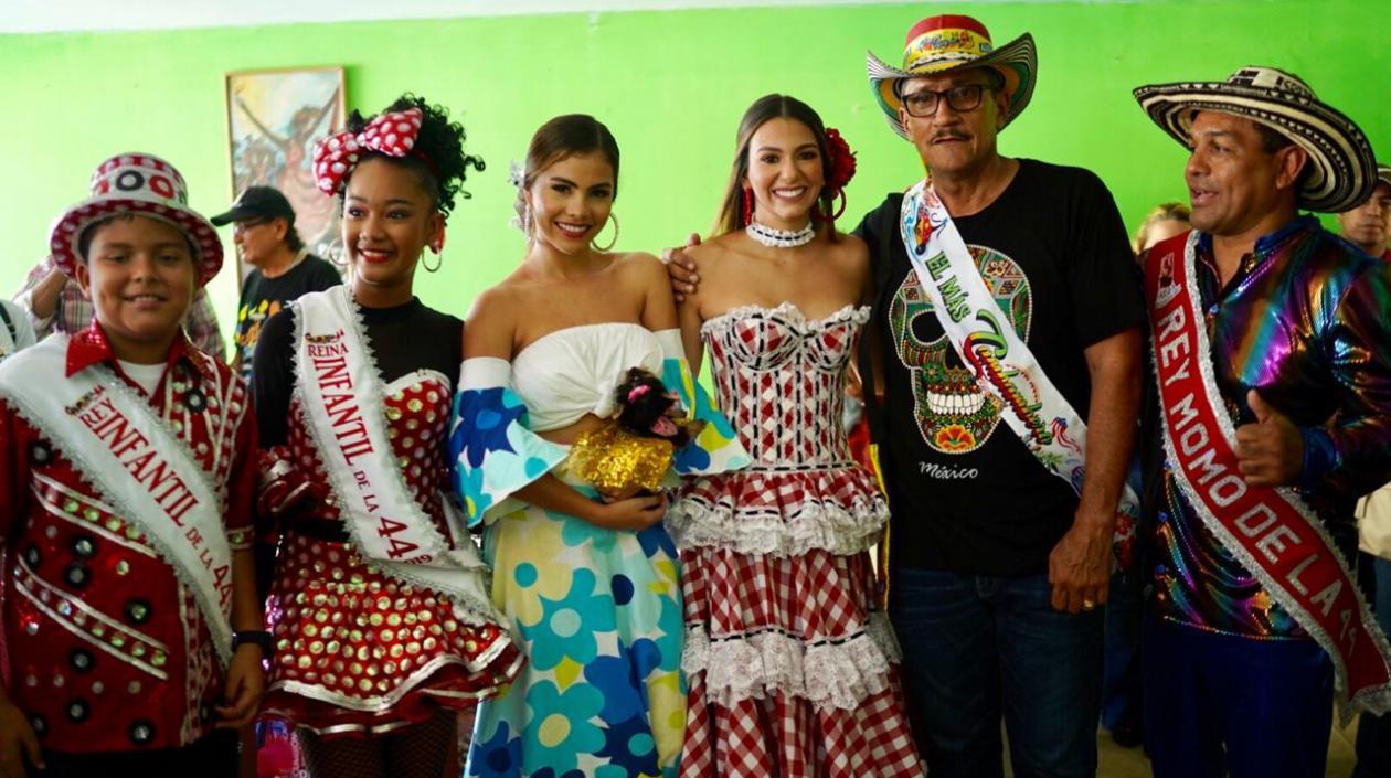 Los Reyes del Carnaval de la 44, junto a la Reina Carolina Segebre y el homenajeado Édgar Blanco.