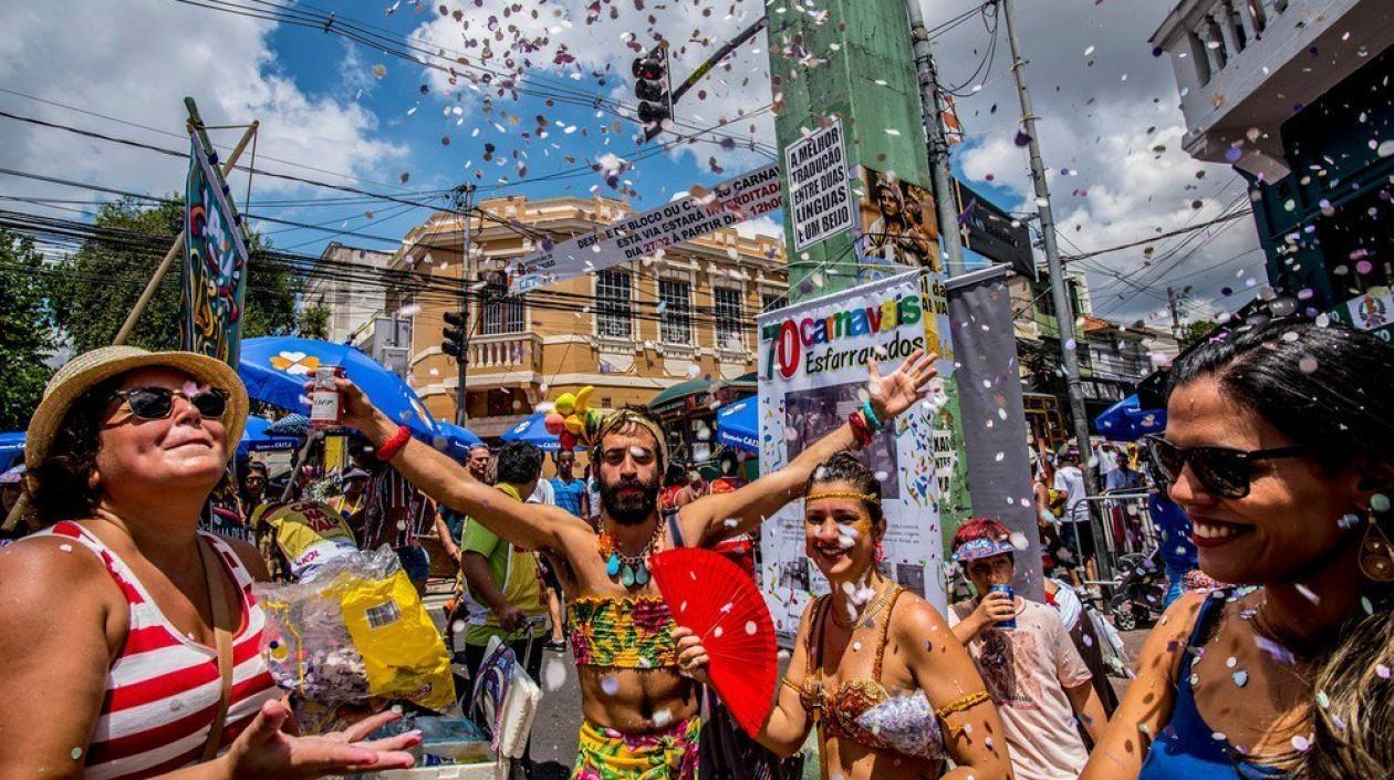 Los "blocos de rua", o comparsas callejeras en Brasil.