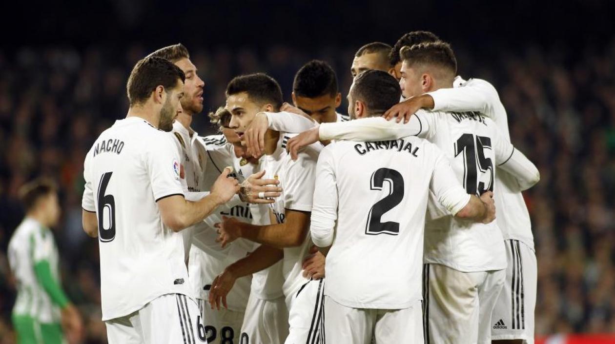 Dani Ceballos celebra con sus compañeros tras el gol. 