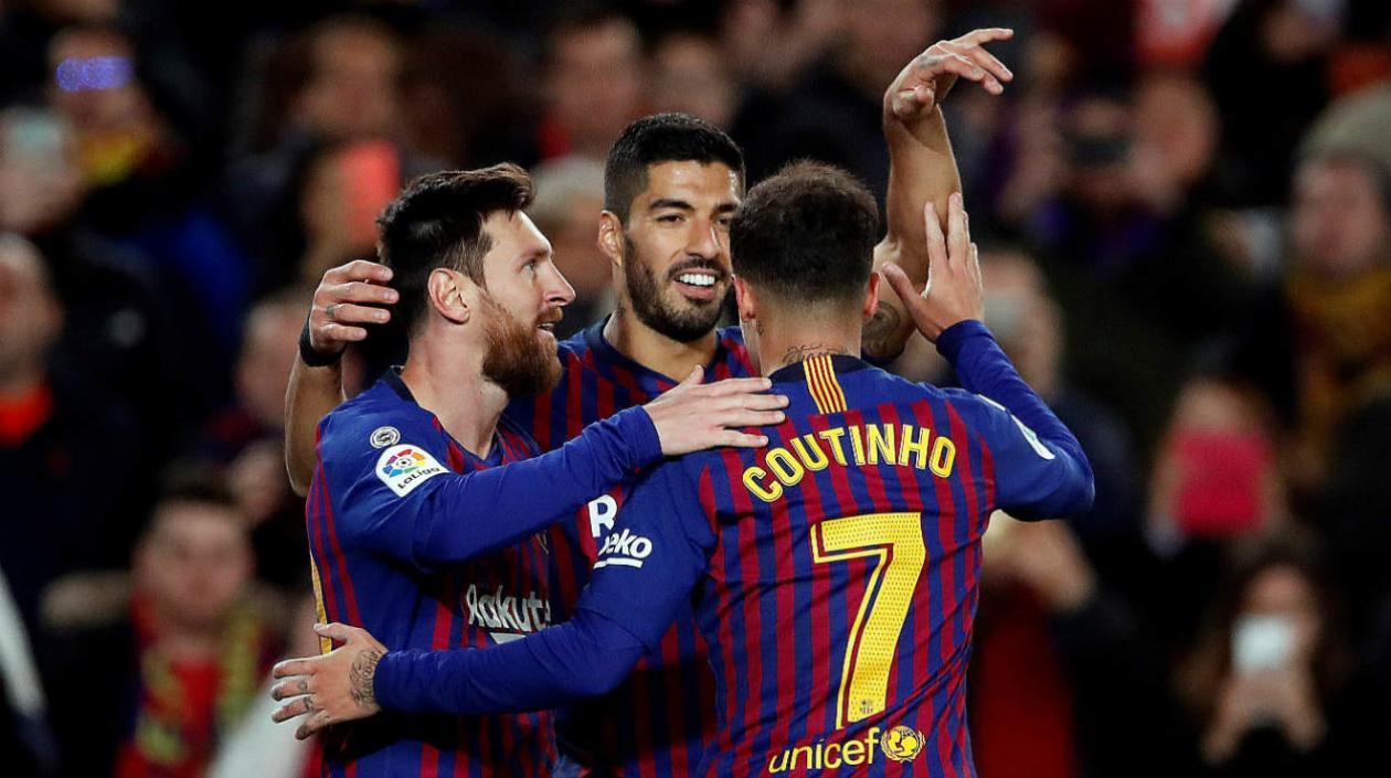 Lionel Messi celebra su gol con Luis Suárez y Coutinho. 