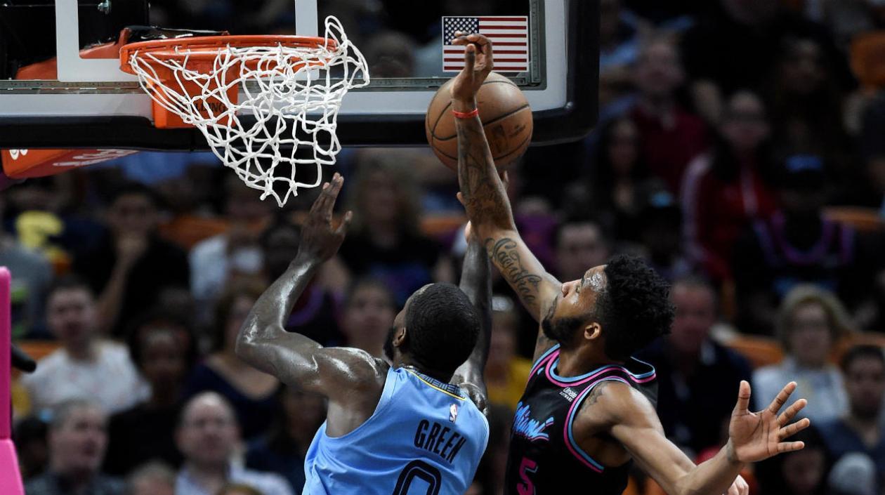 JaMychal Green (izq) de Memphis Grizzlies y Derrick Jones Jr (dcha) de Miami Heat pelean por un rebote