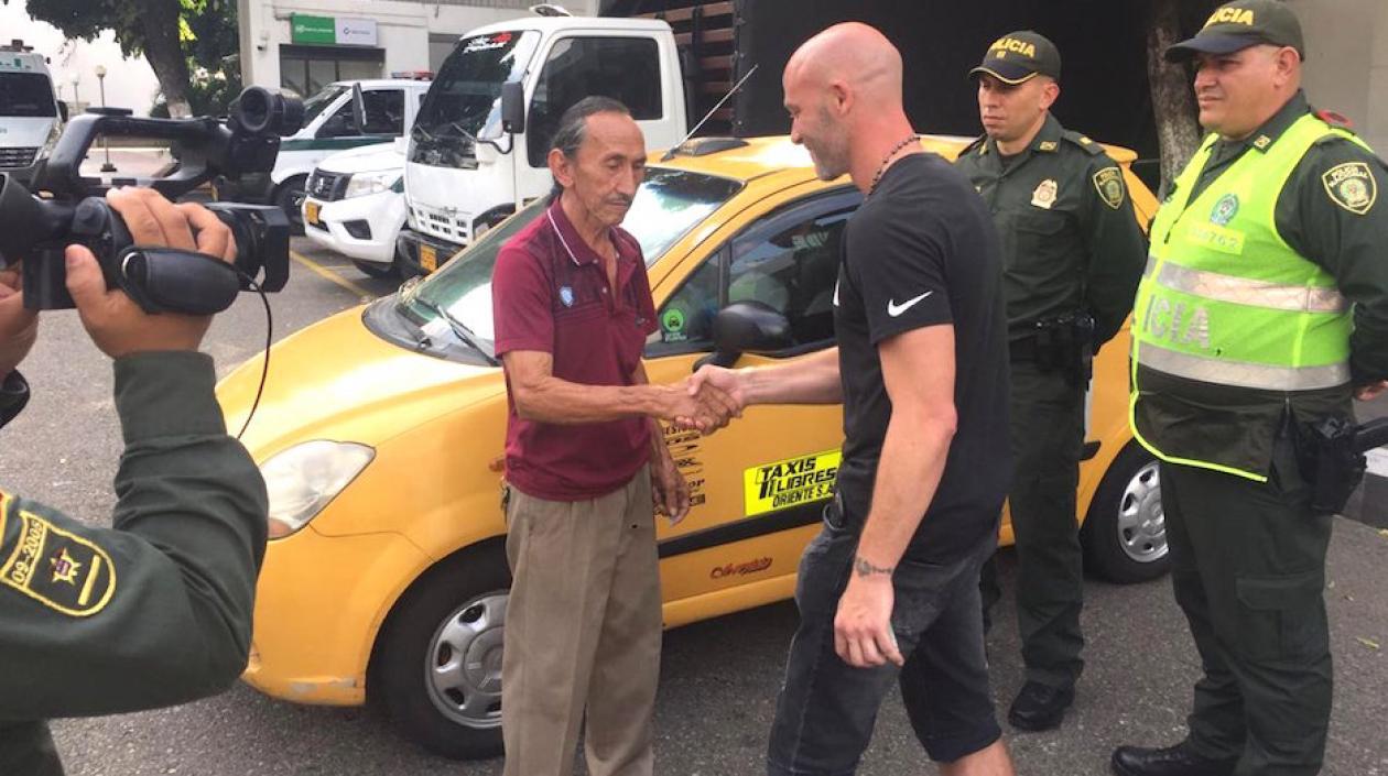 Momento de la devolución del dinero.