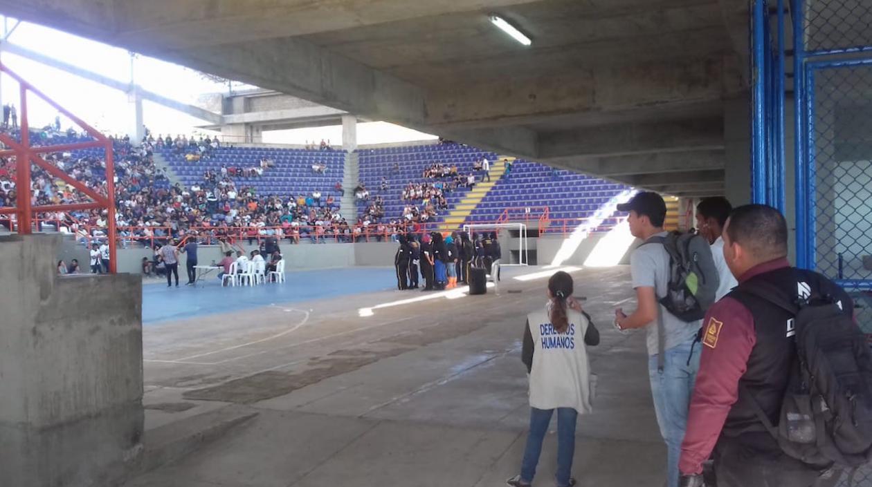 Presencia de encapuchados en la asamblea multiestamentaria.