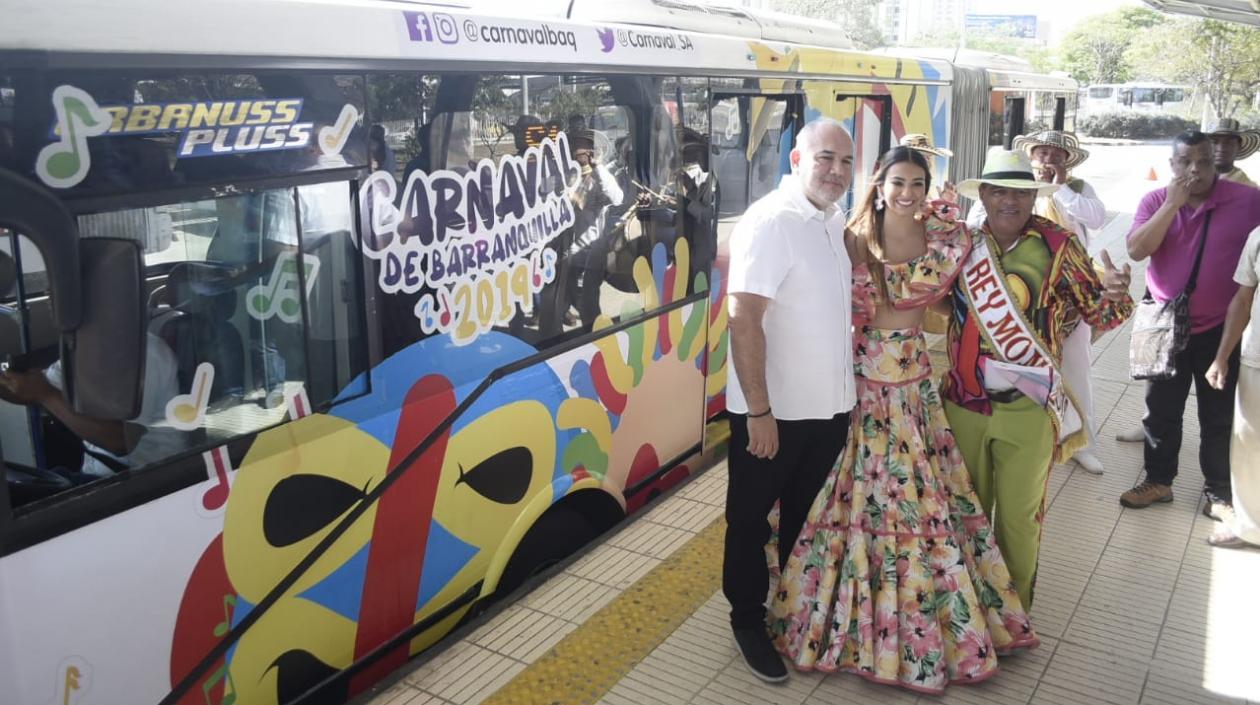 Ricardo Restrepo, gerente del Transmetro, la Reina Carolina y el Rey Momo del Carnaval, Freddy Cervantes.