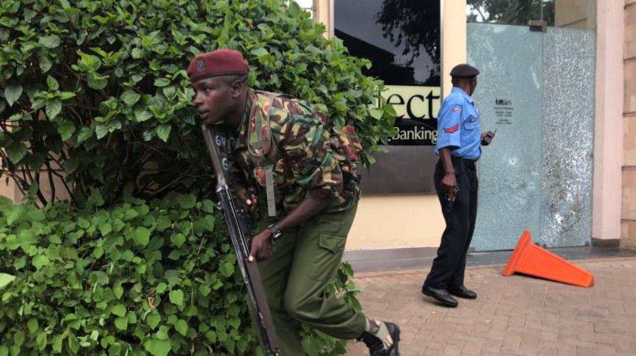 Un soldado permanece en guardia en el lugar donde se produjeron una explosión y un tiroteo en un complejo hotelero del norte de Nairobi, Kenia.